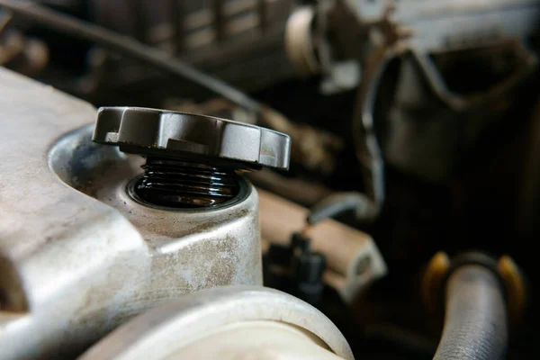 Bakım hizmeti için araba motorunun yağ kapağını aç