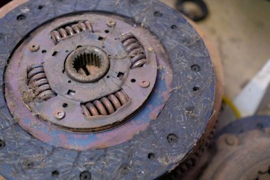 Debriyaj arabasının süresi dolmuş. Eski şeyler kırılmış ve artık kullanılamaz durumda..