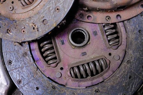 Debriyaj arabasının süresi dolmuş. Eski şeyler kırılmış ve artık kullanılamaz durumda..