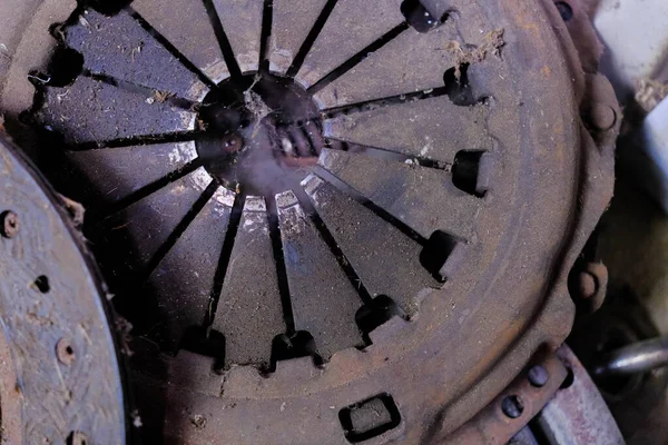 Debriyaj arabasının süresi dolmuş. Eski şeyler kırılmış ve artık kullanılamaz durumda..