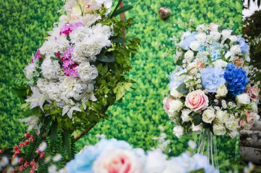 Çiçekler, önemli gün törenini çeşitli renklerle süsleyecek. Yeşil arka plan.