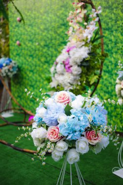 Çiçekler, önemli gün törenini çeşitli renklerle süsleyecek. Yeşil arka plan.