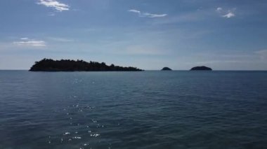 Adaya seyahat ederken kristal berrak sular ve özel bir ada görüntüsü var.