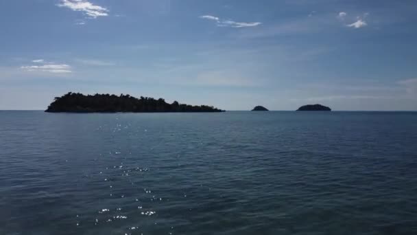 島への旅行には透明な水とプライバシーがあります 遠くの島の映像 — ストック動画