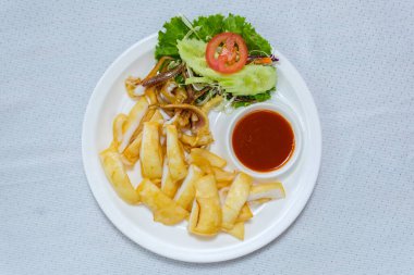 Izgara kalamar ve acı biber sosu en iyi yemektir..