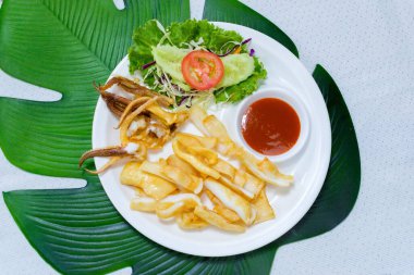 Izgara kalamar ve acı biber sosu en iyi yemektir..