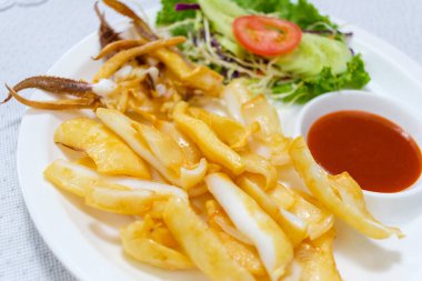 Izgara kalamar ve acı biber sosu en iyi yemektir..