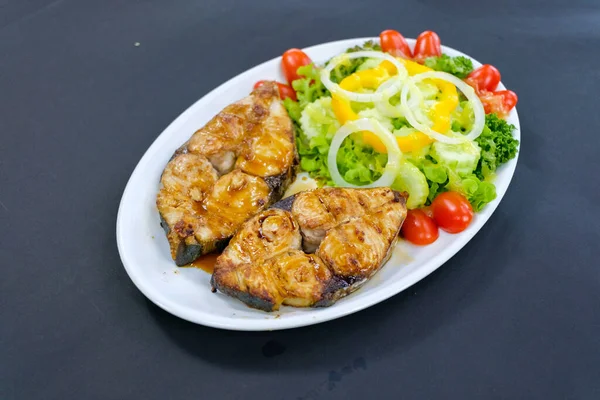 Sağlık aşıkları için sebze salatalı balık bifteği.