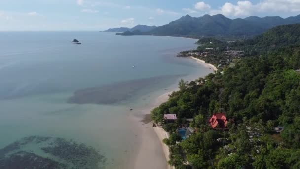 Stranden Veldig Lang Med Utsikt Havet Fjellene Feriestedet – stockvideo