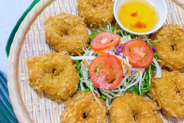 Kızarmış karidesli Tayland yemeği en iyi yemektir.