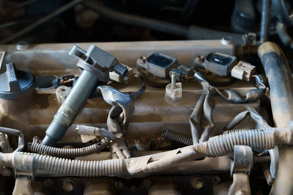 Benzin Motorundaki Kontak Bobini Tamiri Araba Bakımı Ateşleme Bobininin Süresi Telifsiz Stok Fotoğraflar