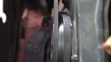 El tamircisi kemer sistemini tamir ediyor. Motor bakımı ve onarımı.
