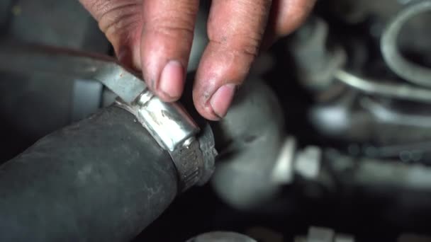 Hand Mechnic Repairing Radiator Pipe Mechanic Man Remove Replacement Radiator — стоковое видео