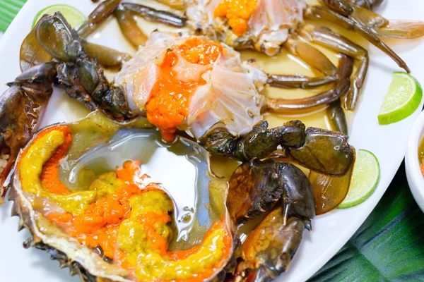 Tayland yemeğinin içinde baharatlı deniz ürünleri soslu balık turşulu yengeç yumurtası.