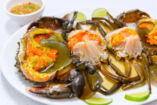 Tayland yemeğinin içinde baharatlı deniz ürünleri soslu balık turşulu yengeç yumurtası.