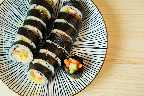 Kimbap, Kore 'nin en popüler aperatiflerinden. Kore yosunlu pirinç rulosu..