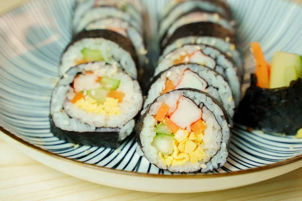 Kimbap, Kore 'nin en popüler aperatiflerinden. Kore yosunlu pirinç rulosu..