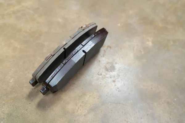 Yeni araba fren yastıklarına karşı fren pedalı. Otomatik yedek parça sistemi.