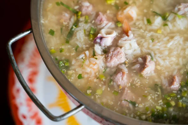 Balık soslu kızarmış lahana Tayland ve sokak yemeklerinin en iyisidir.