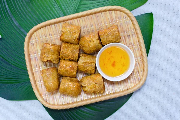 Balık soslu kızarmış lahana Tayland ve sokak yemeklerinin en iyisidir.