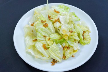 Balık soslu kızarmış lahana Tayland ve sokak yemeklerinin en iyisidir.