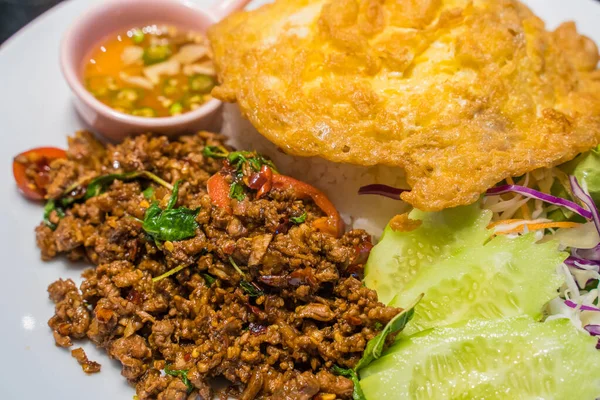 Kutsal Basil ve Tayland omleti ile kızarmış sığır eti. Popula thailand streedfood.