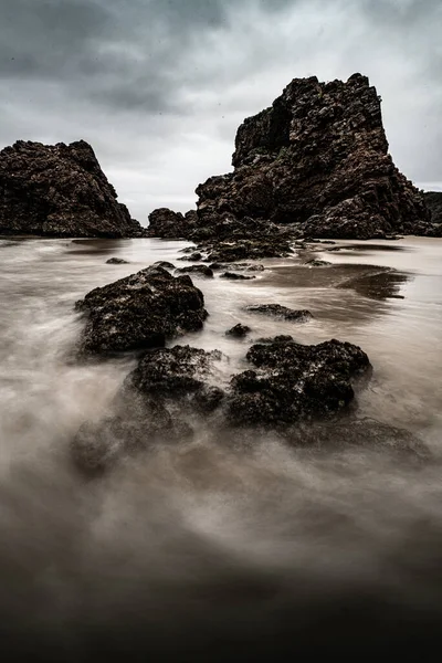 Deniz Kıyısındaki Kayaların Üzerinde Dalgalar — Stok fotoğraf