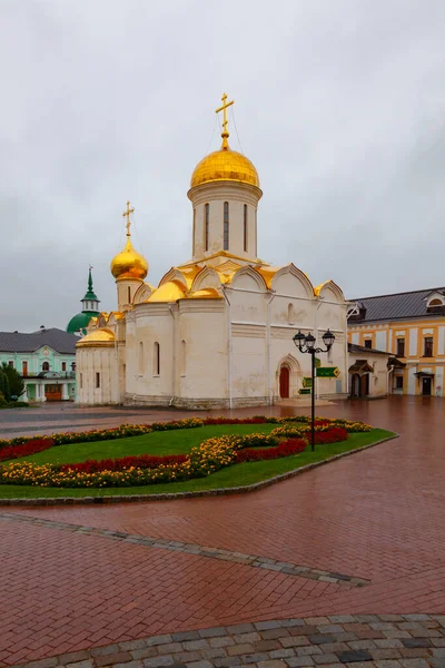 Yağmurdan sonra Trinity-Sergius Lavra Katedrali. Sergiev Posad, Rusya