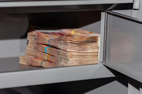 价值5000卢布的俄罗斯卢布装在半保险柜里 — 图库照片