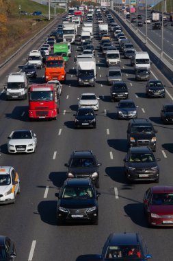 MOSCOW, RUSSIA - 6 Ekim 2021: Birçok araba otoyolda sıkıştı