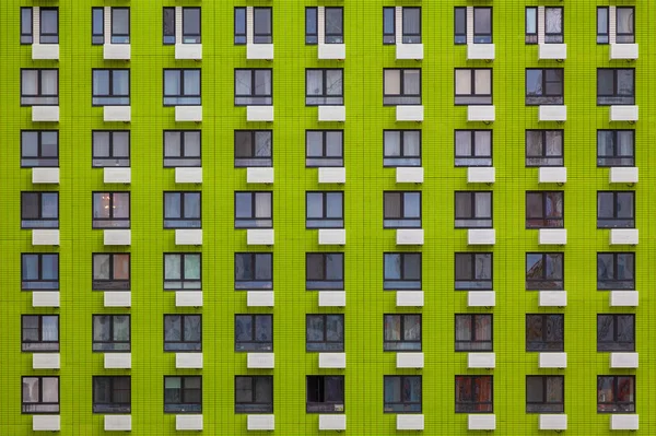 Obrázek Pozadí Zelená Stěna Vícepodlažní Budovy Identickými Okny — Stock fotografie