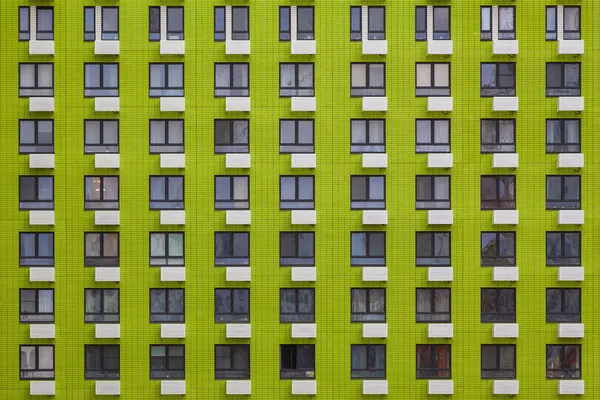 Imagem Fundo Parede Verde Edifício Vários Andares Com Janelas Idênticas — Fotografia de Stock