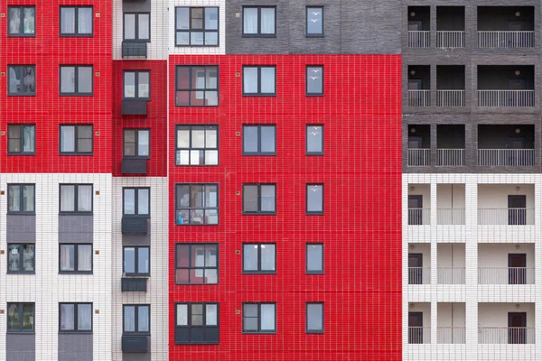 Háttérkép Egy Többszintes Épület Sokszínű Fala Ablakokkal Erkéllyel — Stock Fotó