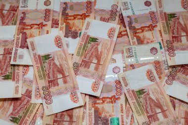 Arkaplan resmi - tamamen beş bin Rus rublesiyle kaplı bir masa.