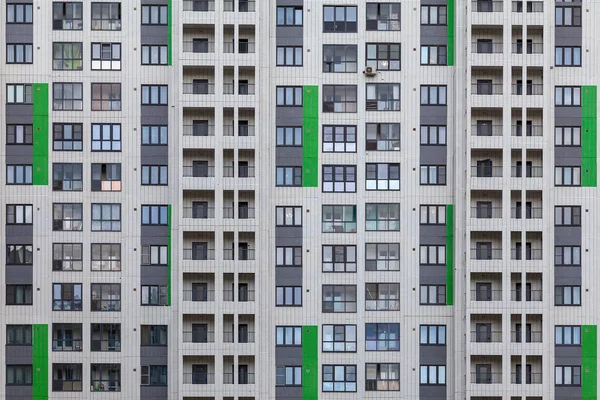 Háttérkép Egy Többszintes Épület Fehér Fala Zöld Akcentussal — Stock Fotó