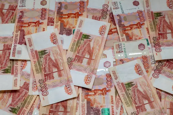 Obrázek Pozadí Stůl Zcela Pokrytý Pěti Tisíci Ruských Rublových Bankovek — Stock fotografie
