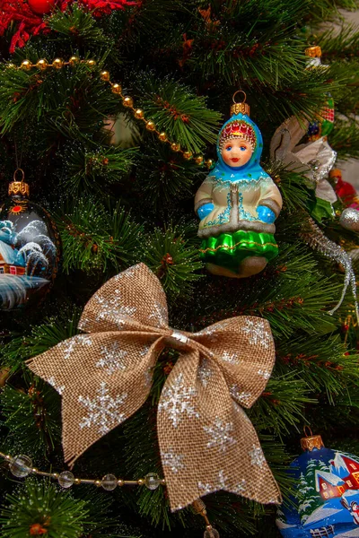 Verschiedene Weihnachtsdekorationen Werden Den Zweigen Des Weihnachtsbaums Aufgehängt — Stockfoto