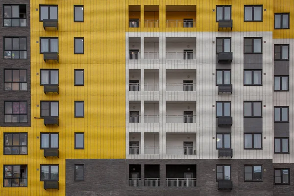 Fragment Stěny Vícepodlažní Budovy Žlutých Bílých Šedých Barvách — Stock fotografie