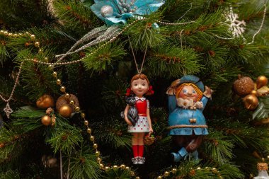 Masal karakterleri şeklinde Noel oyuncakları Noel ağacının dallarına asılır.