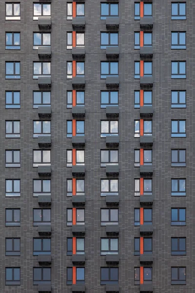 Fragmento Uma Parede Cinza Uma Casa Com Janelas Varandas Pode — Fotografia de Stock