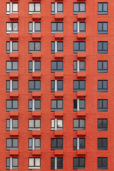 Fragmento Uma Parede Vermelha Uma Casa Com Janelas Varandas Pode — Fotografia de Stock