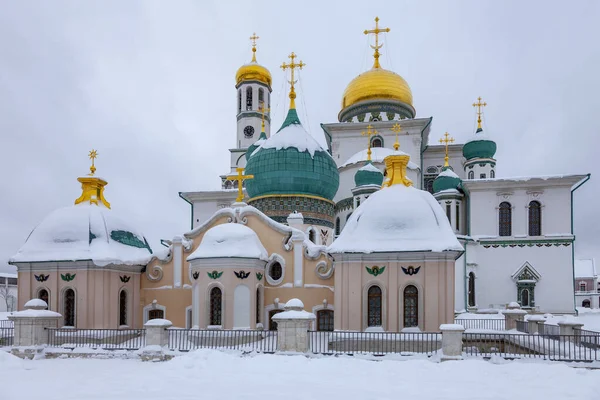 ロシア イストラ市の雪に覆われた新エルサレム修道院 — ストック写真