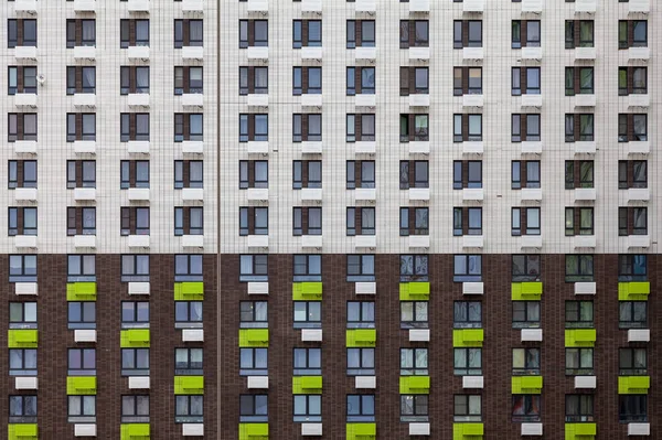 Háttér Kép Fehér Barna Fal Egy Többszintes Épület Ablakokkal — Stock Fotó