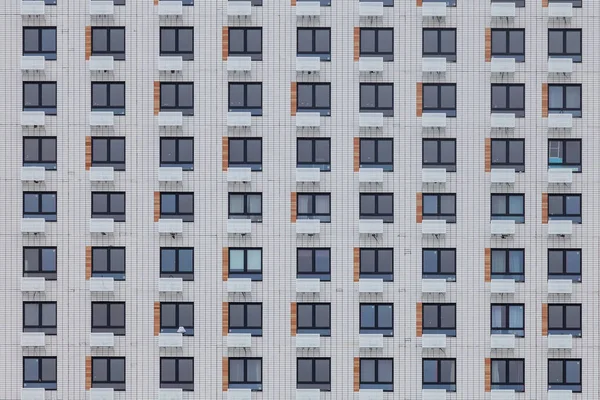 Töredéke Fal Egy Többszintes Fehér Épület Ablakokkal — Stock Fotó