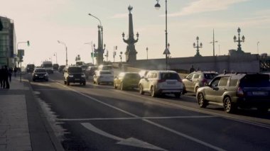 Rusya Saint Petersburg 06.10.2021 Sabah 15: 30 Şehir trafiği. Neva Nehri seti, Trinity Köprüsü çıkışı..