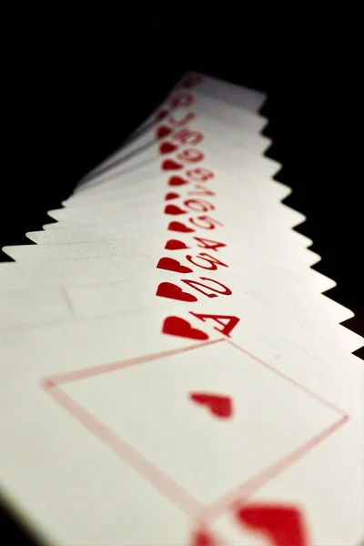 Siyah Arkaplan Ile Kırmızı Kart Destesi — Stok fotoğraf