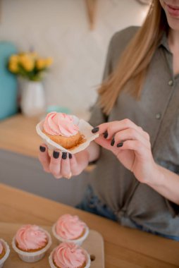 Masanın üzerinde, tezgahın üzerinde, masanın üzerinde güzel pembe pastalar.