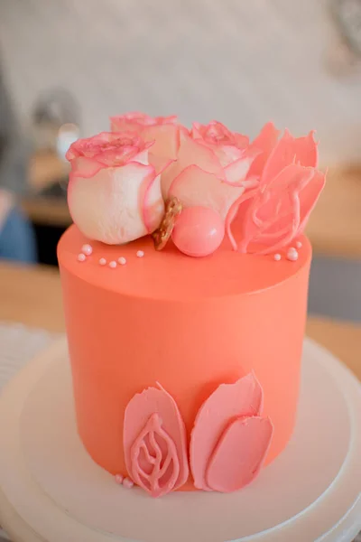 Różowy Tort Różami Płatkami Podstawce Bułka Masłem — Zdjęcie stockowe