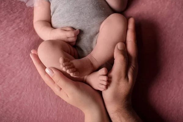 新生児の手の中に保持親 赤ん坊は嘘を — ストック写真