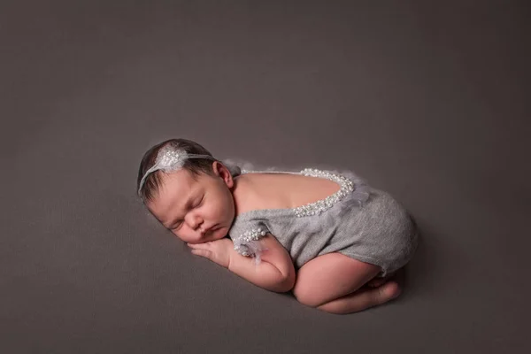 Симпатичный Новорожденный Ребенок Игрушечным Спящим Кровати Вид Сверху — стоковое фото